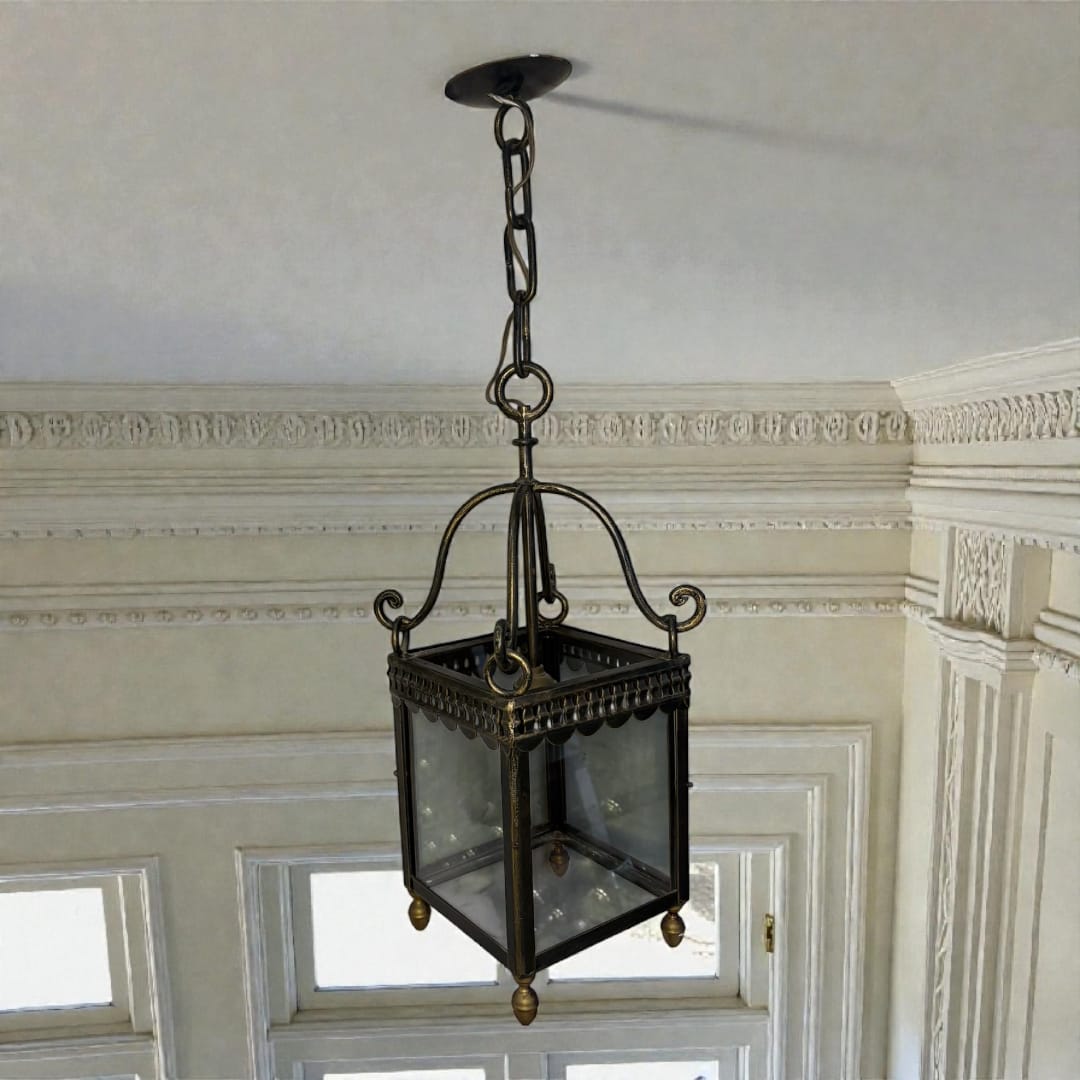 El Farol de techo que presentamos es una pieza excepcional fabricada en bronce trabajado, destacando por su elegancia clásica y por el refinado detalle artesanal visible en cada uno de sus elementos