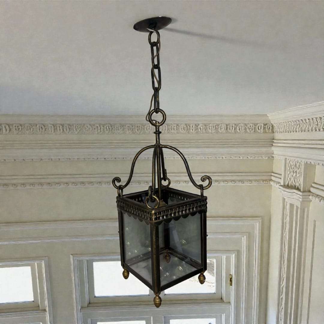 . Este farol está diseñado con una estructura de curva superior y sinuosa, sostenida por una cadena de eslabones horribles que aporta estabilidad y carácter.