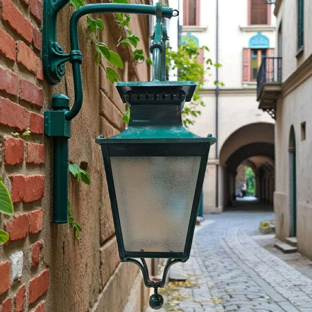 Farol de forja para pared con acabado verde oscuro satinado.