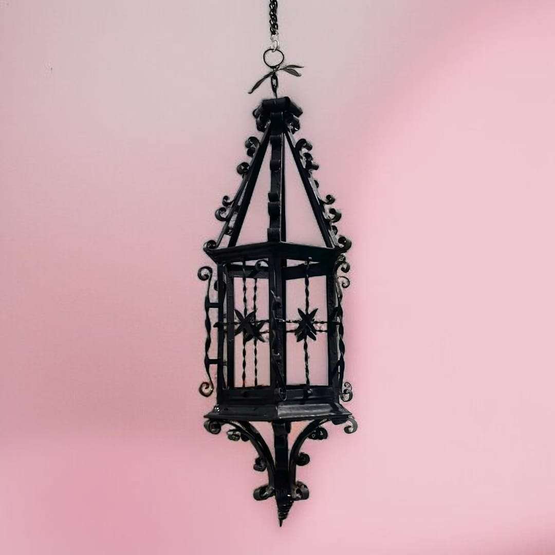 Perspectiva lateral mostrando volutas y estructura hexagonal