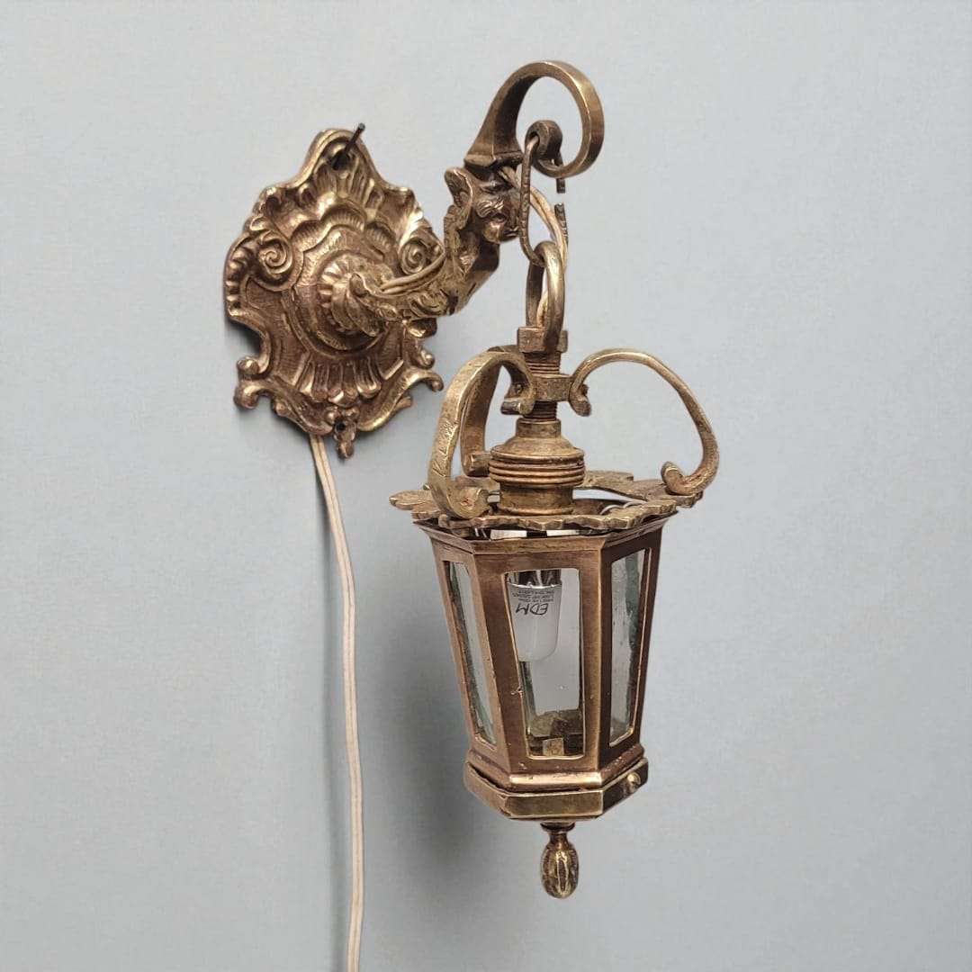 Farolillo de bronce antiguo para pared decorativa funcional con diseño clásico y soporte ornamentado, ideal para interiores vintage.