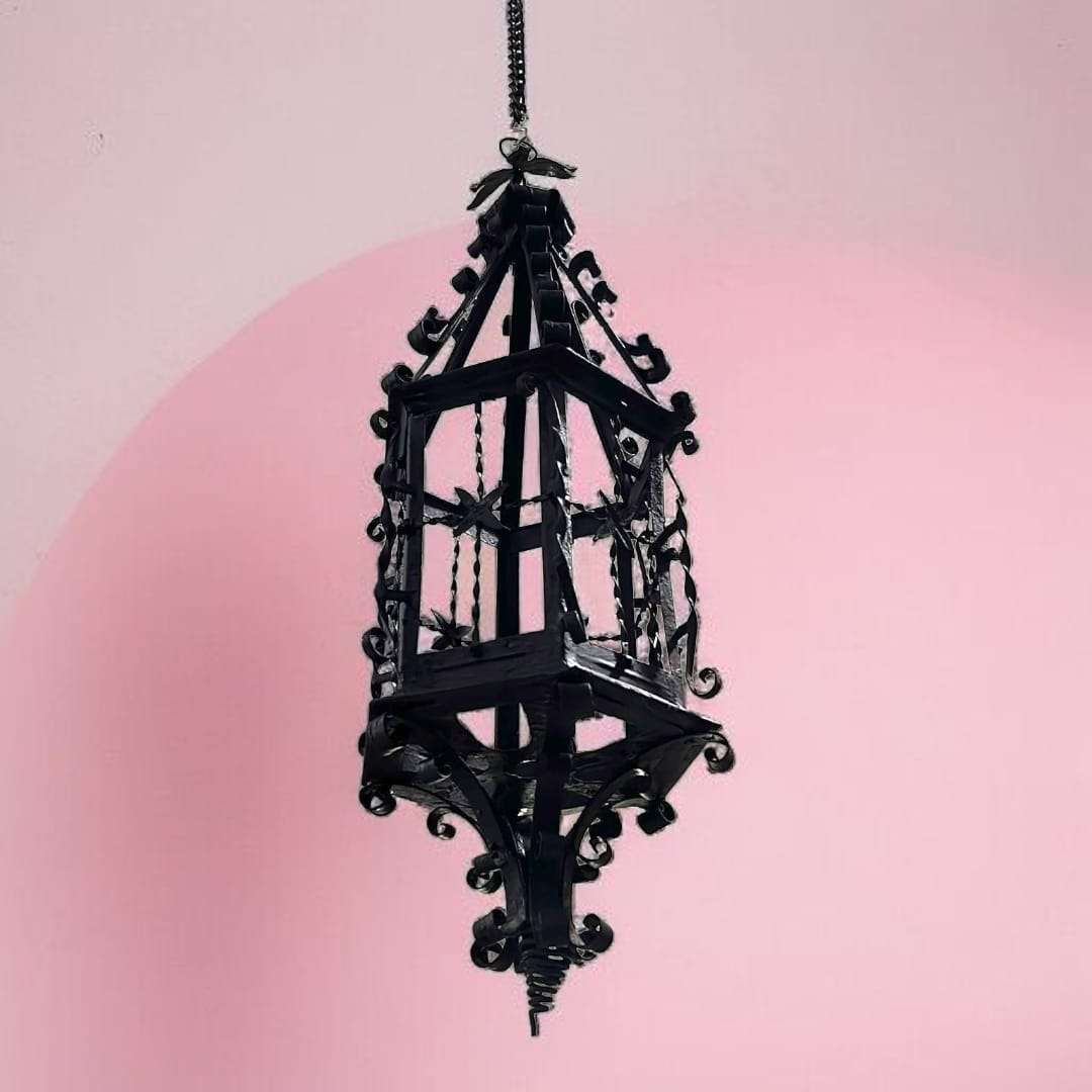 Vista inferior del farol destacando su base decorada