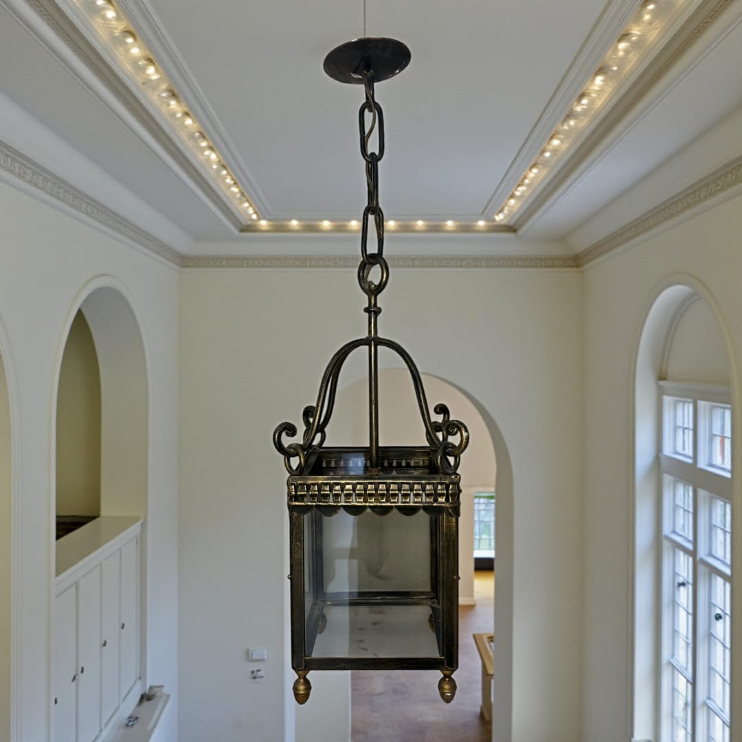 El Farol de techo que presentamos es una pieza excepcional fabricada en bronce trabajado, destacando por su elegancia clásica y por el refinado detalle artesanal visible en cada uno de sus elementos