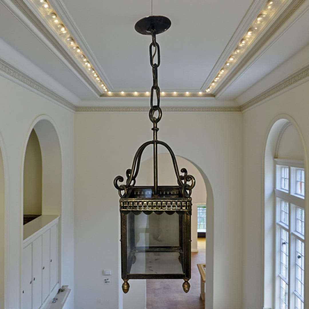 El Farol de techo que presentamos es una pieza excepcional fabricada en bronce trabajado, destacando por su elegancia clásica y por el refinado detalle artesanal visible en cada uno de sus elementos