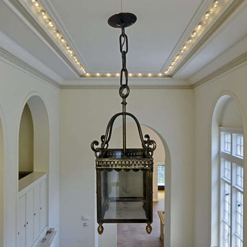 El Farol de techo que presentamos es una pieza excepcional fabricada en bronce trabajado, destacando por su elegancia clásica y por el refinado detalle artesanal visible en cada uno de sus elementos