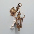 Farolillo de bronce antiguo para pared decorativa funcional con cable enrollado, ideal para decoración de interiores estilo vintage.
