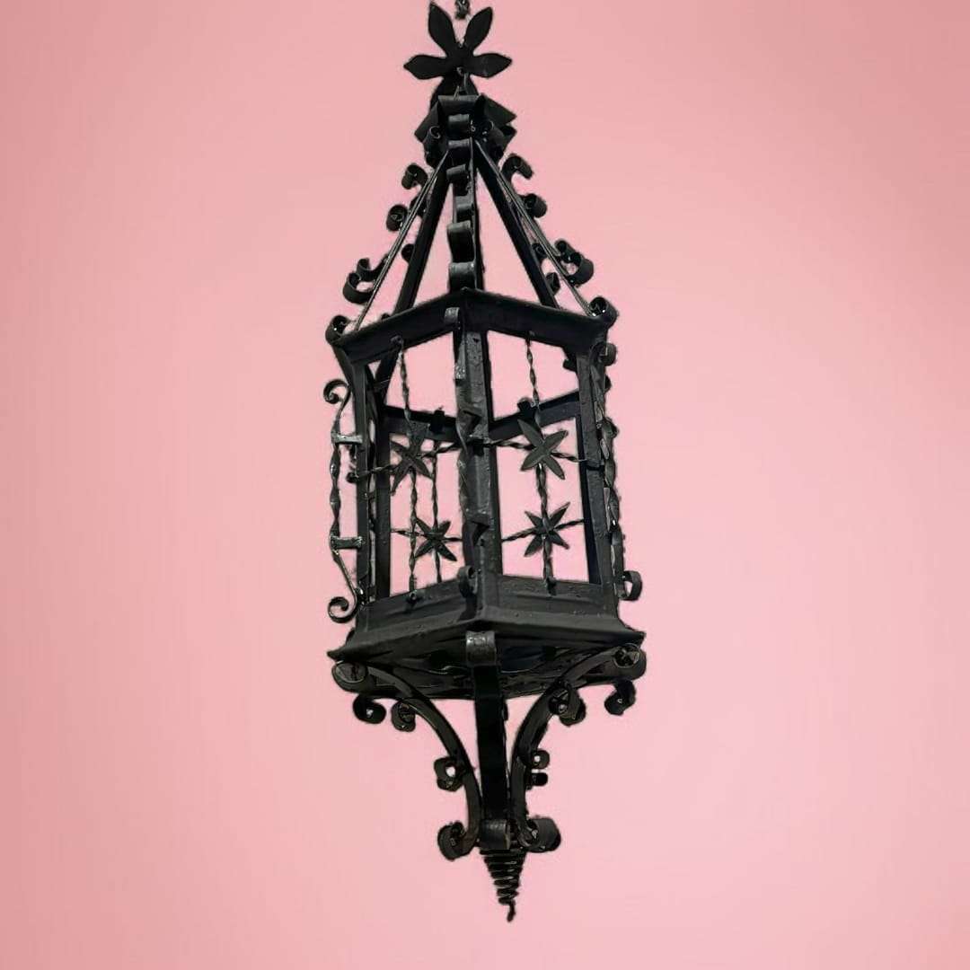 Farol colgante visto en ángulo, resaltando estrellas caladas