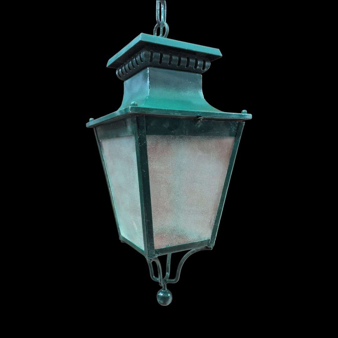 Farol colgante de forja clásico con cristales esmerilados.