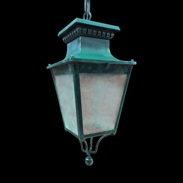 Farol colgante de forja clásico con cristales esmerilados.