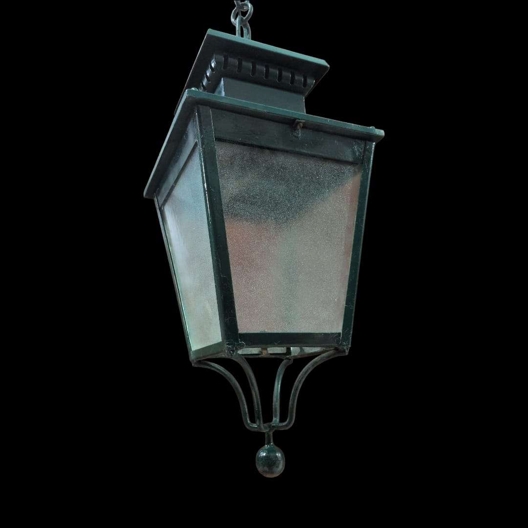 Farol colgante de forja clásico con cristales esmerilados.