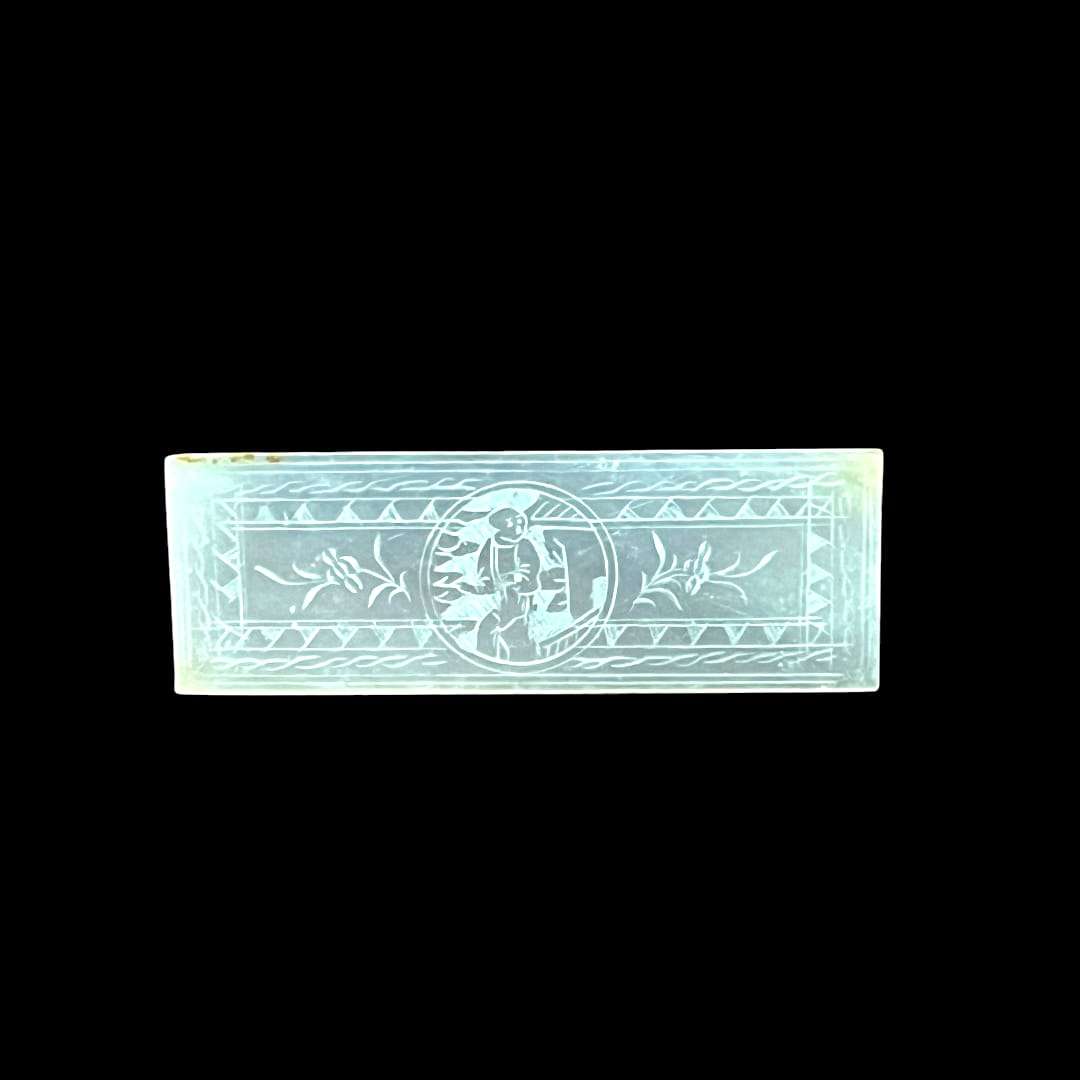 Ficha de nácar rectangular con grabado de figura tradicional china, pieza única de colección decorativa de la Dinastía Qing.