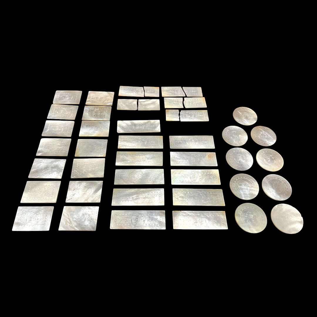 Conjunto de fichas de nácar chinas antiguas de la Dinastía Qing, rectangulares y redondas, usadas como decoración histórica de lujo.
