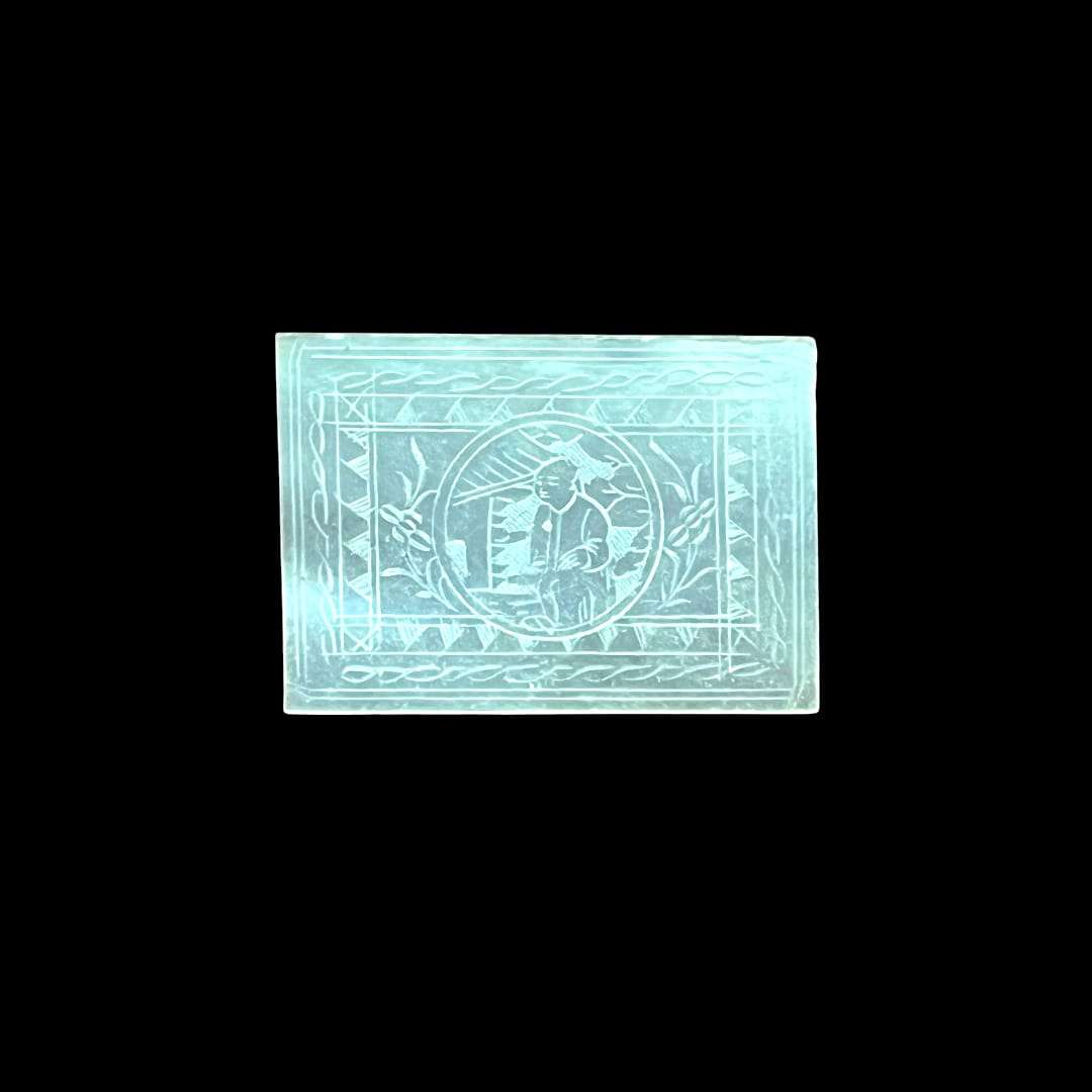 Ficha rectangular de nácar grabada con figura tradicional china, pieza decorativa de la Dinastía Qing con alto valor cultural.