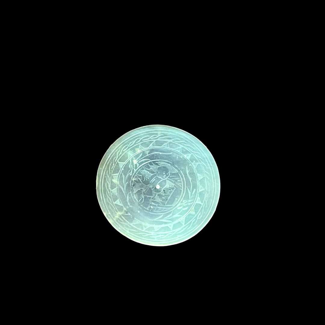 Ficha redonda de nácar con grabado detallado, perteneciente al conjunto decorativo antiguo de la Dinastía Qing.