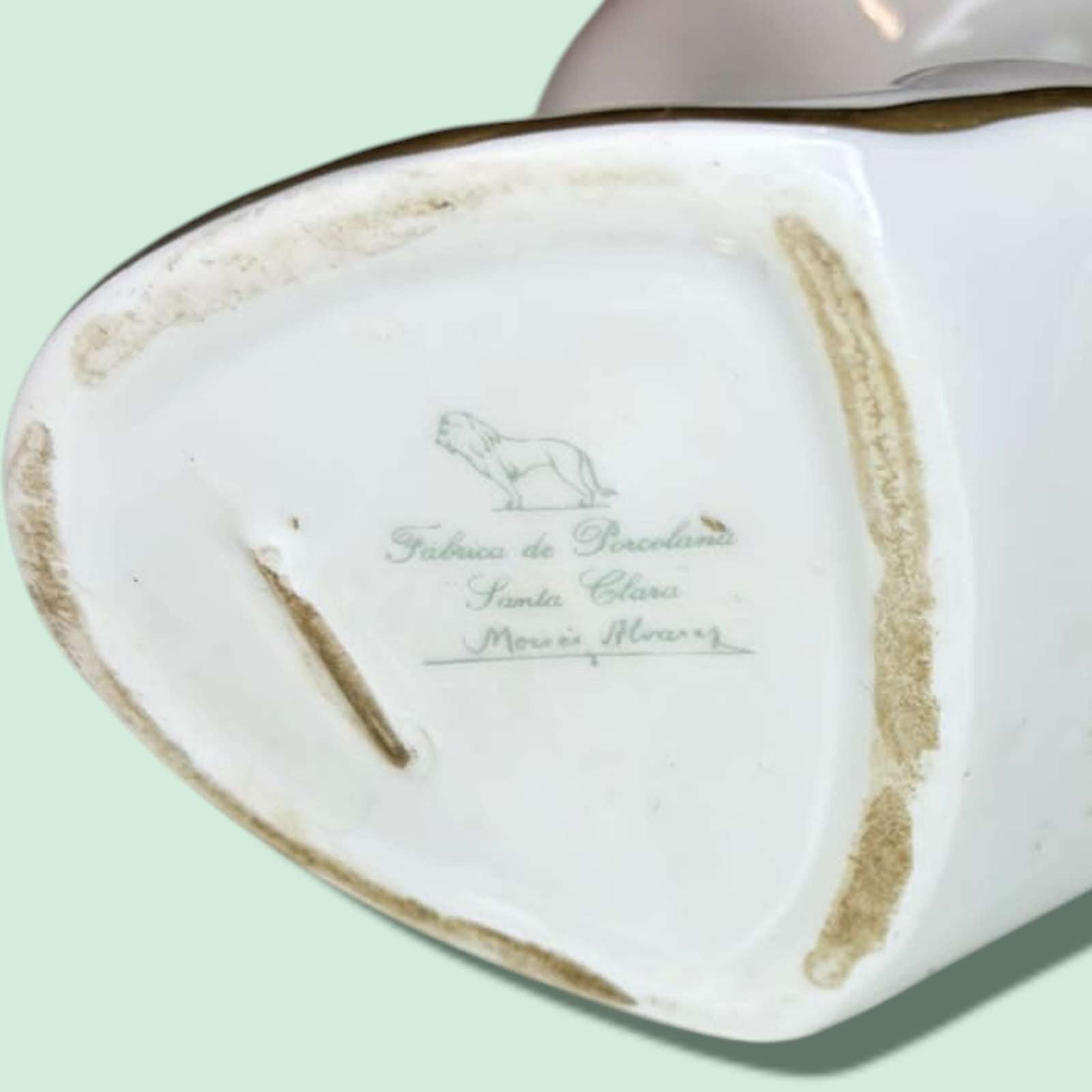 Cada detalle del rostro, postura y pliegues del vestido demuestra la tradición artesanal que caracteriza a esta casa funda