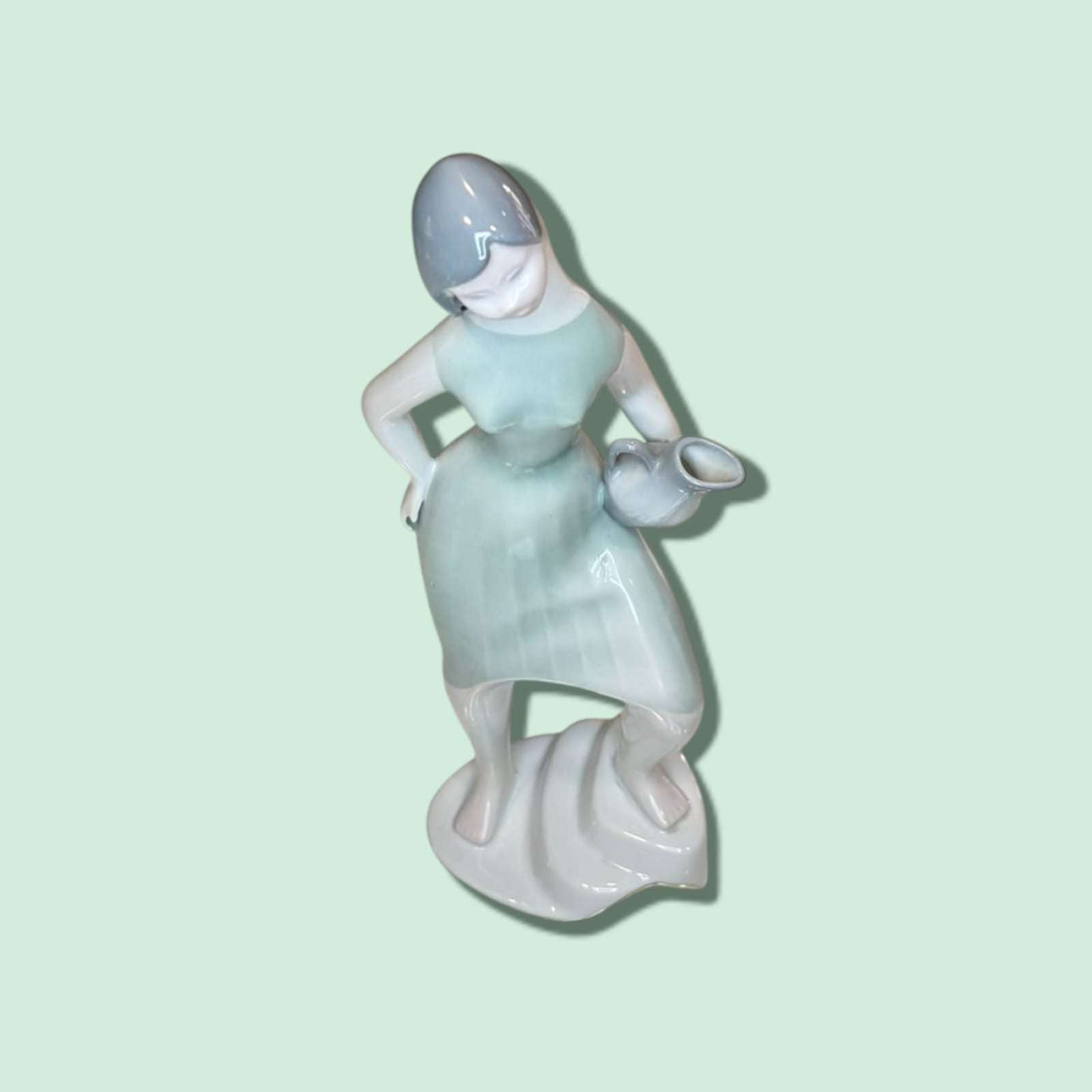 Cada detalle del rostro, postura y pliegues del vestido demuestra la tradición artesanal que caracteriza a esta casa funda