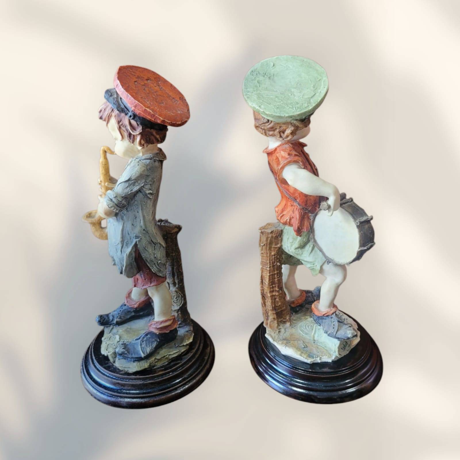 Lado lateral de figuras musicales italianas Armani, niños con tambor y saxofón, piezas decorativas de resina estilo Capodimonte.