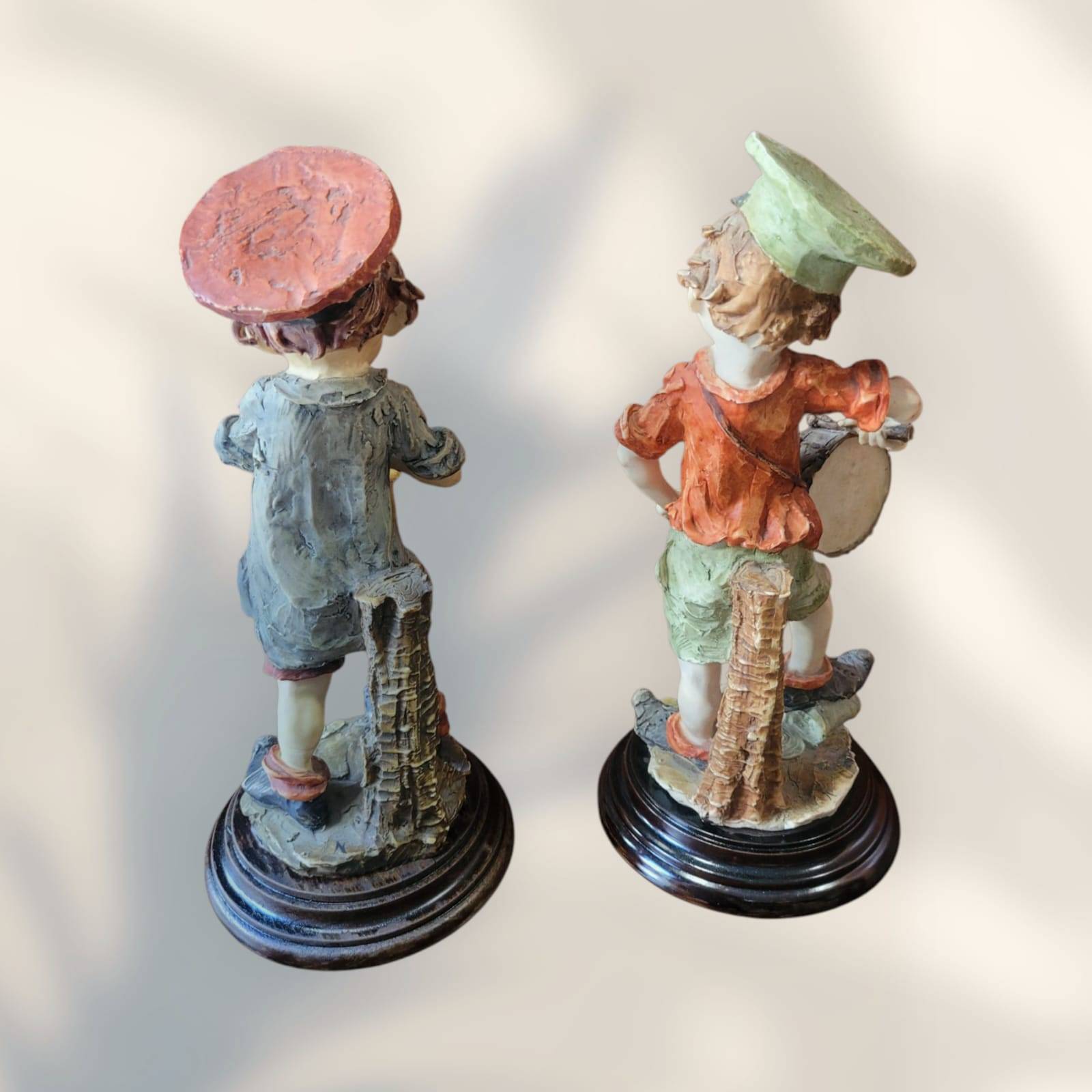 Vista trasera de figuras italianas Giussepe Armani de niños músicos, detalladas en resina con base de madera, decoración clásica.