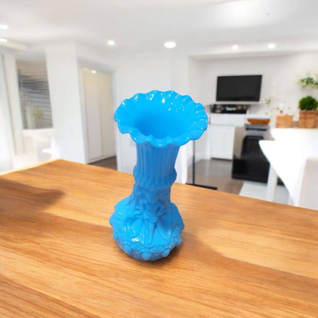 Jarrón de opalina azul turquesa siglo XIX estilo Napoleón III con relieves victorianos, ideal para decoración vintage en interiores modernos.