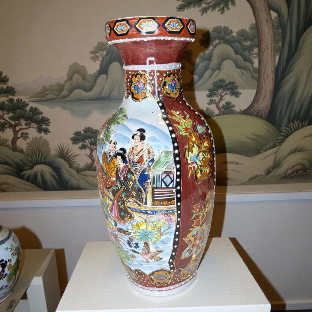 El Jarrón de porcelana china con escena pintada aporta un toque exótico y refinado a cualquier ambiente. 