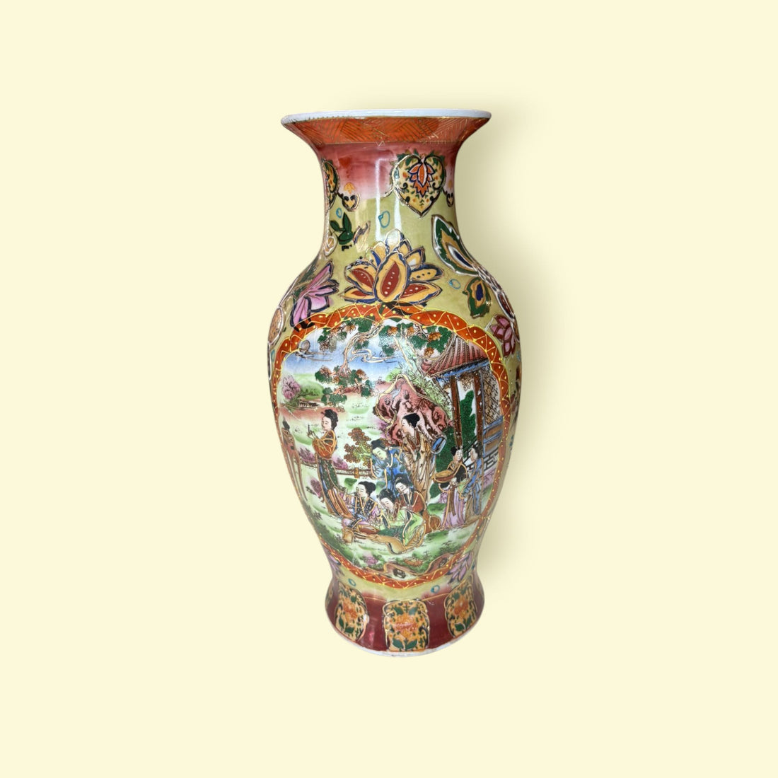 Jarrón de porcelana china con escena oriental pintada a mano.