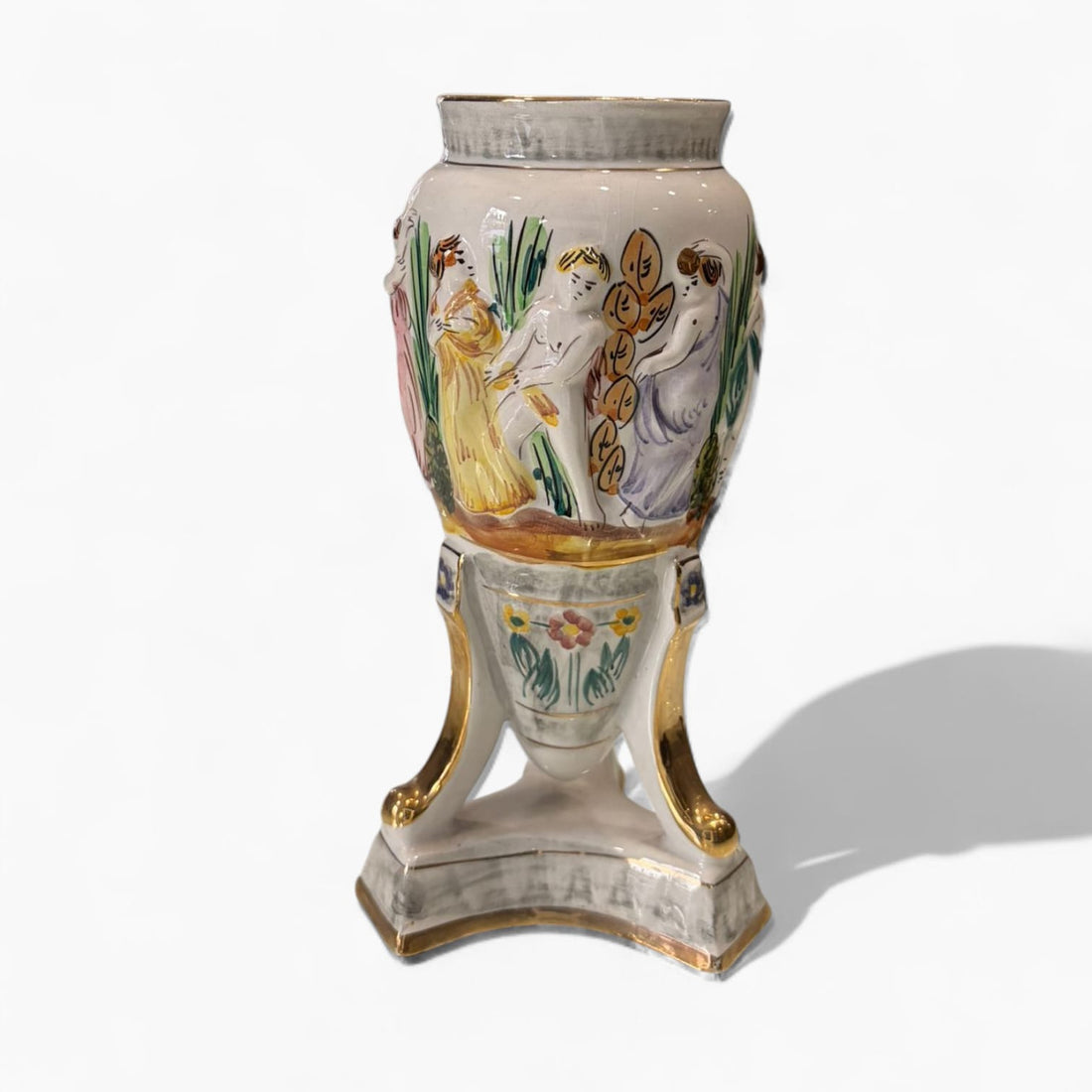 Florero Portugués decorado a mano con figuras clásicas.