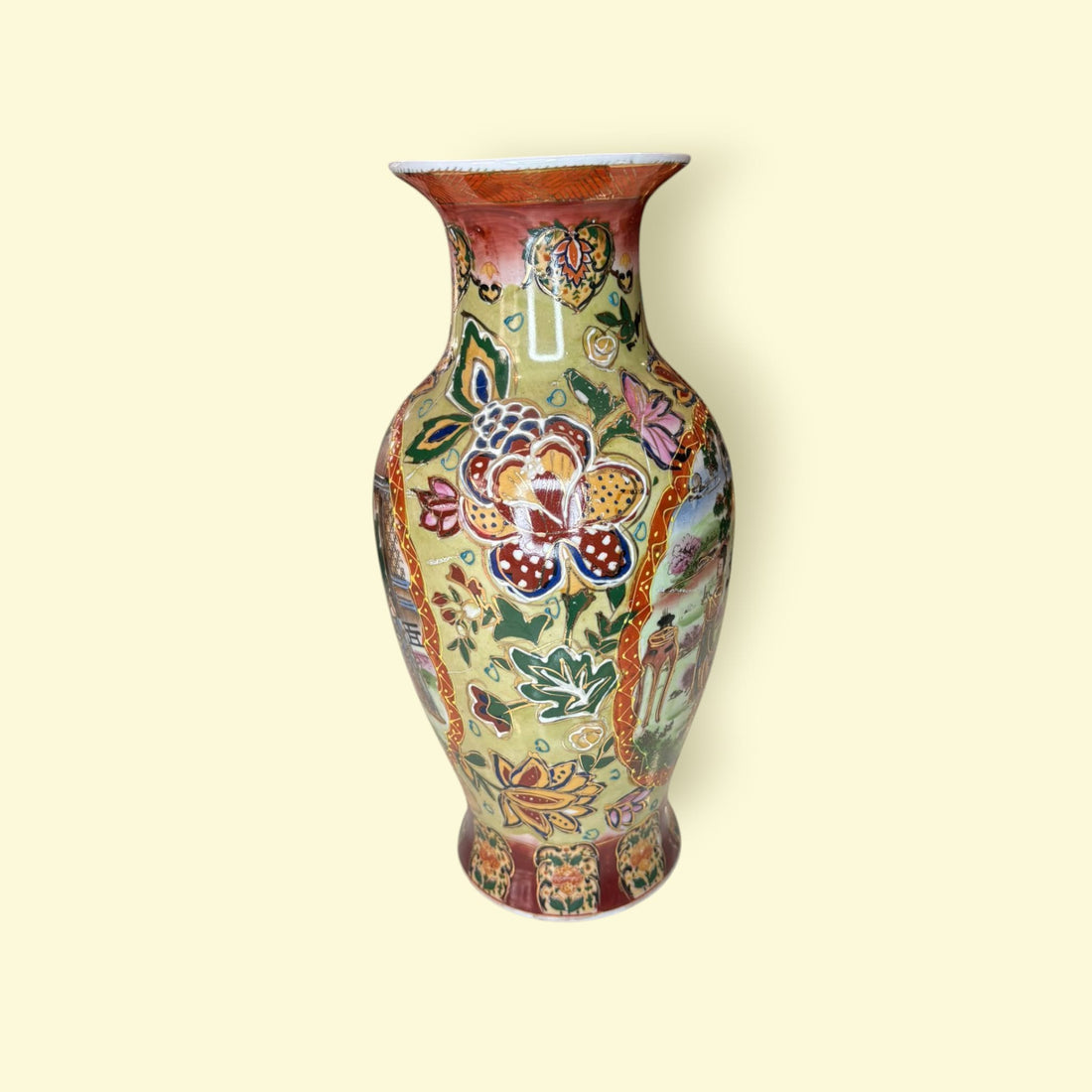 Jarrón de porcelana china con escena oriental pintada a mano.
