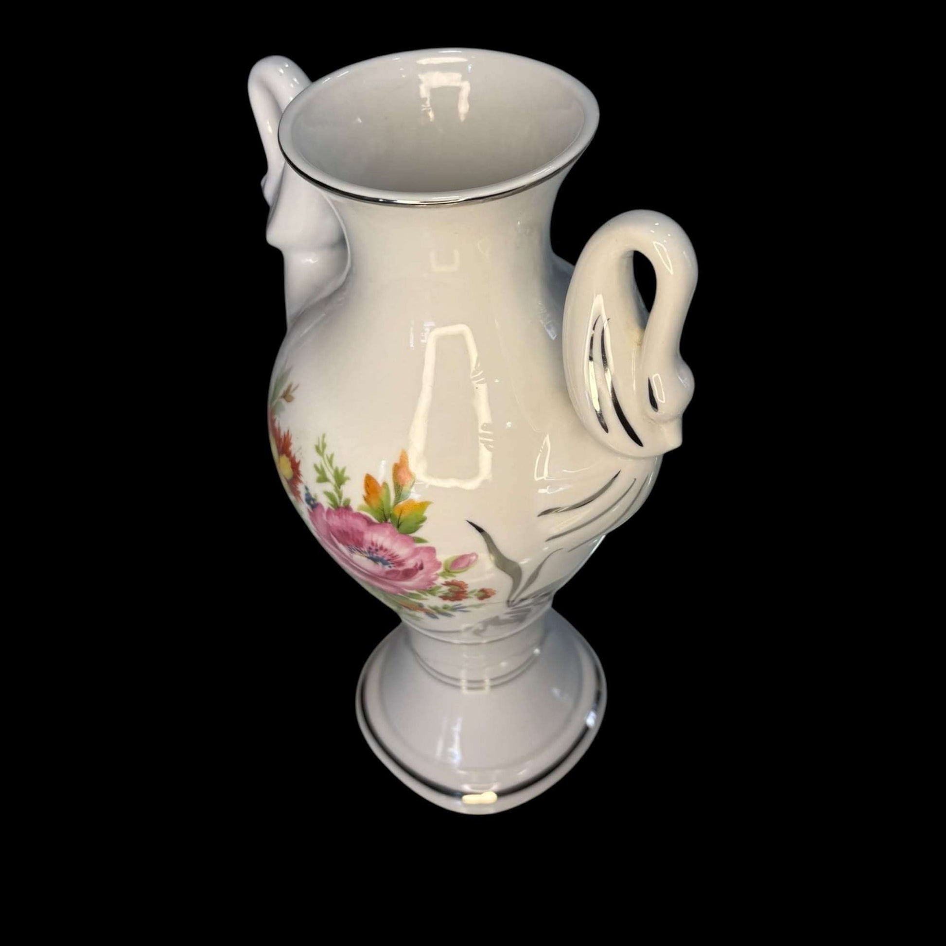 Vista superior del florero de porcelana Bohemia con asas en forma de cisnes y detalles florales. Pieza elegante para colección o decoración vintage.