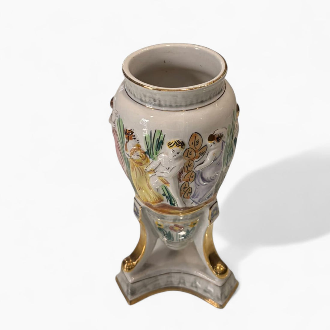 Florero Portugués decorado a mano con figuras clásicas.