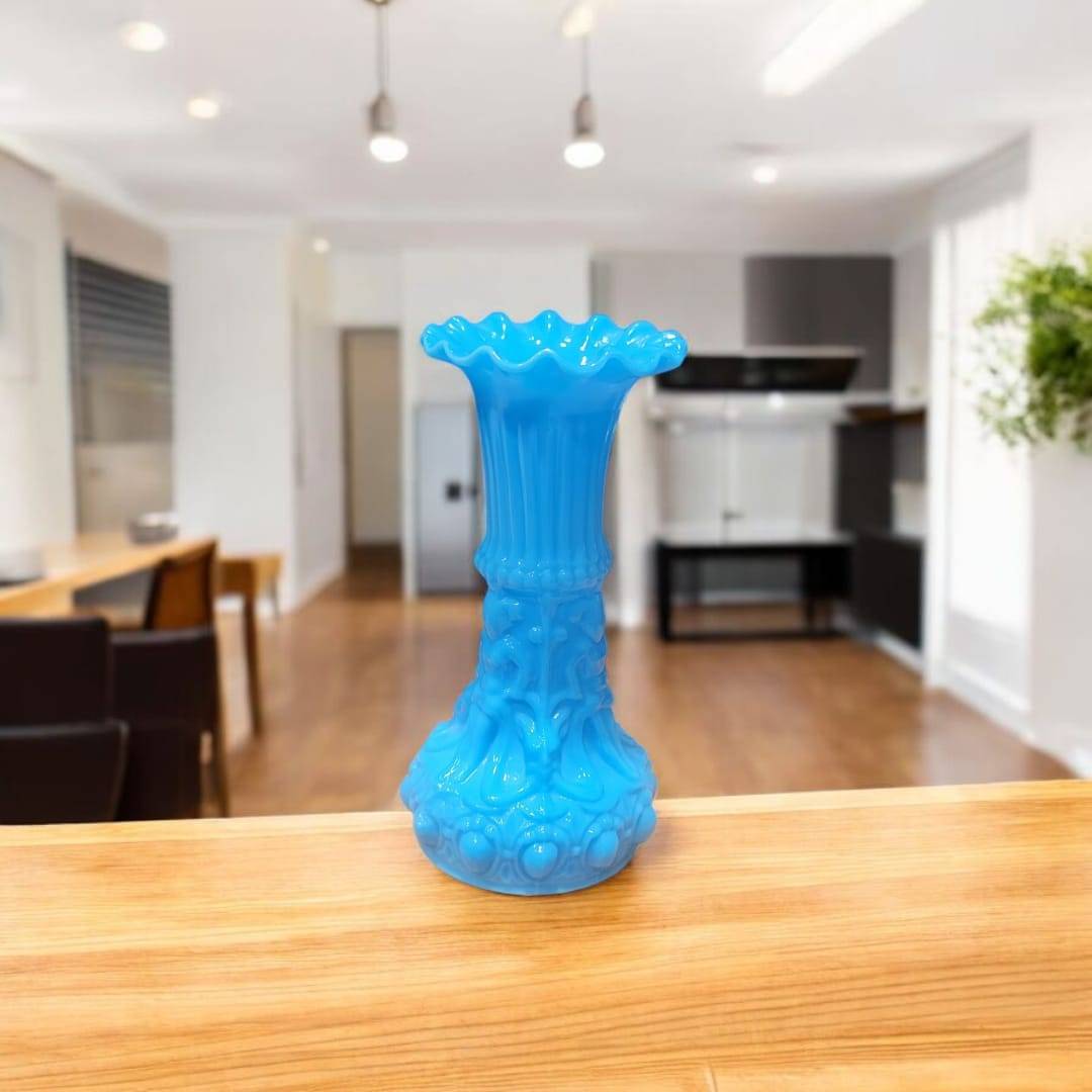 Jarrón de opalina azul turquesa siglo XIX estilo Napoleón III con relieves victorianos, ideal para decoración vintage en interiores modernos.
