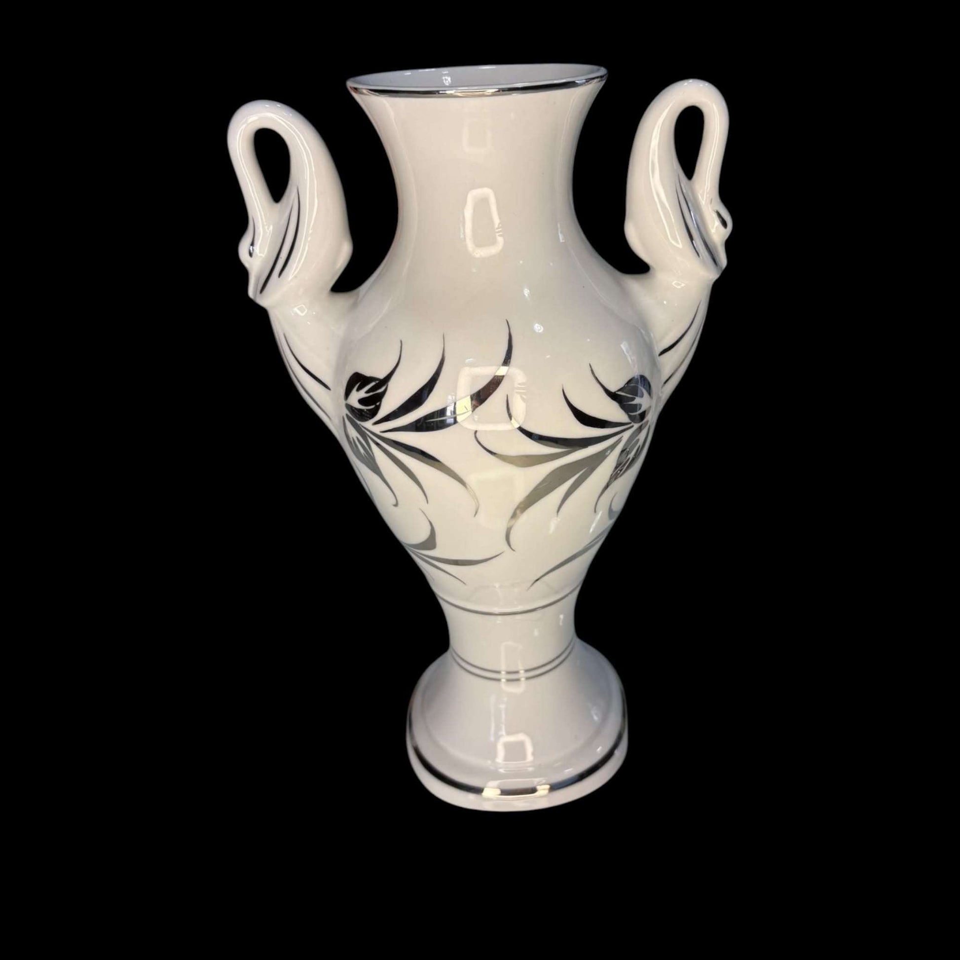 Parte trasera del florero de porcelana Bohemia con diseño de hojas en hilo de plata. Decoración refinada para el hogar o espacios clásicos.