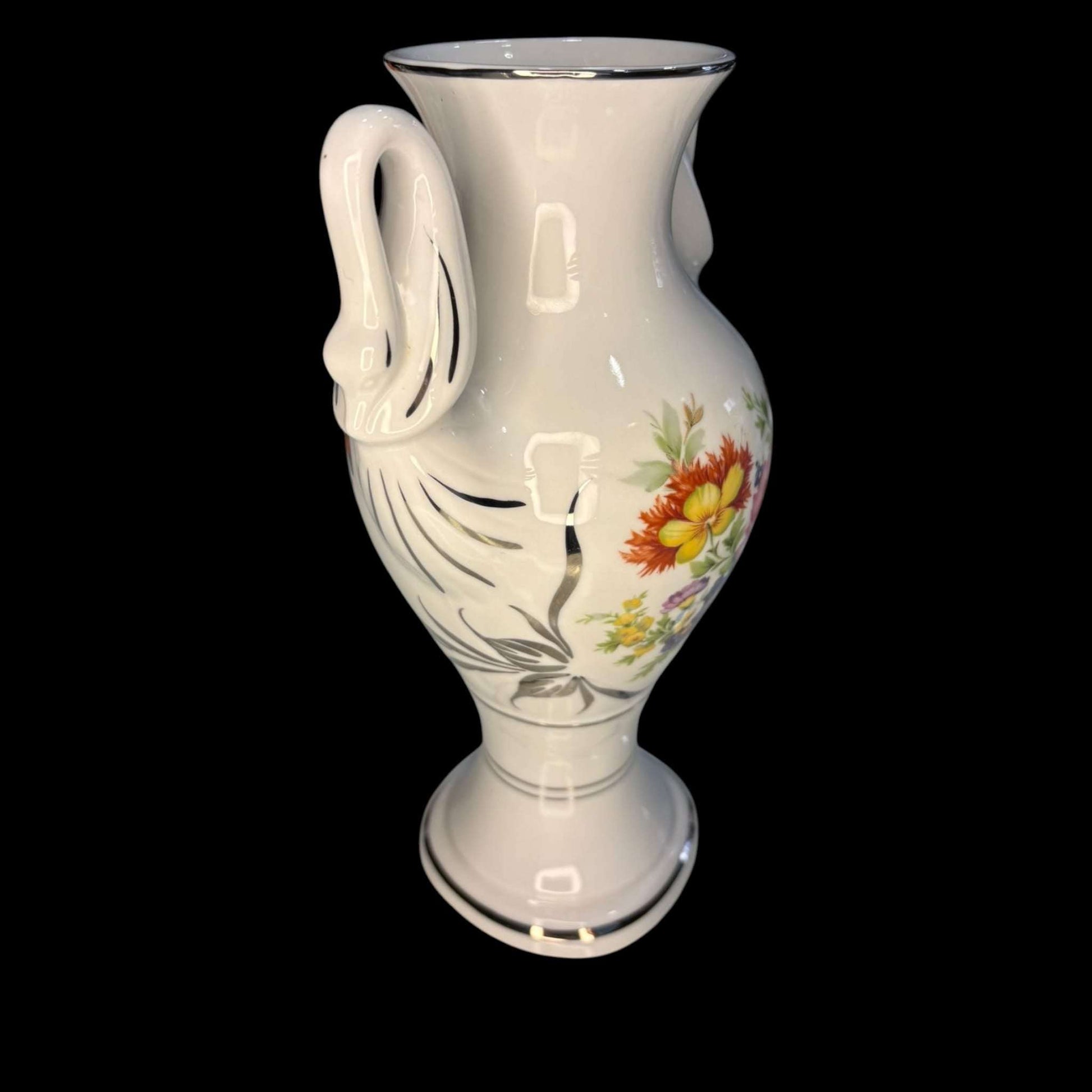 Lateral del florero de porcelana Bohemia con cisne en relieve y flores coloridas. Perfecto para ambientes elegantes o colecciones de antigüedades.
