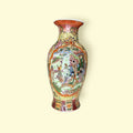 Escena oriental con figuras y paisaje en jarrón de porcelana china.