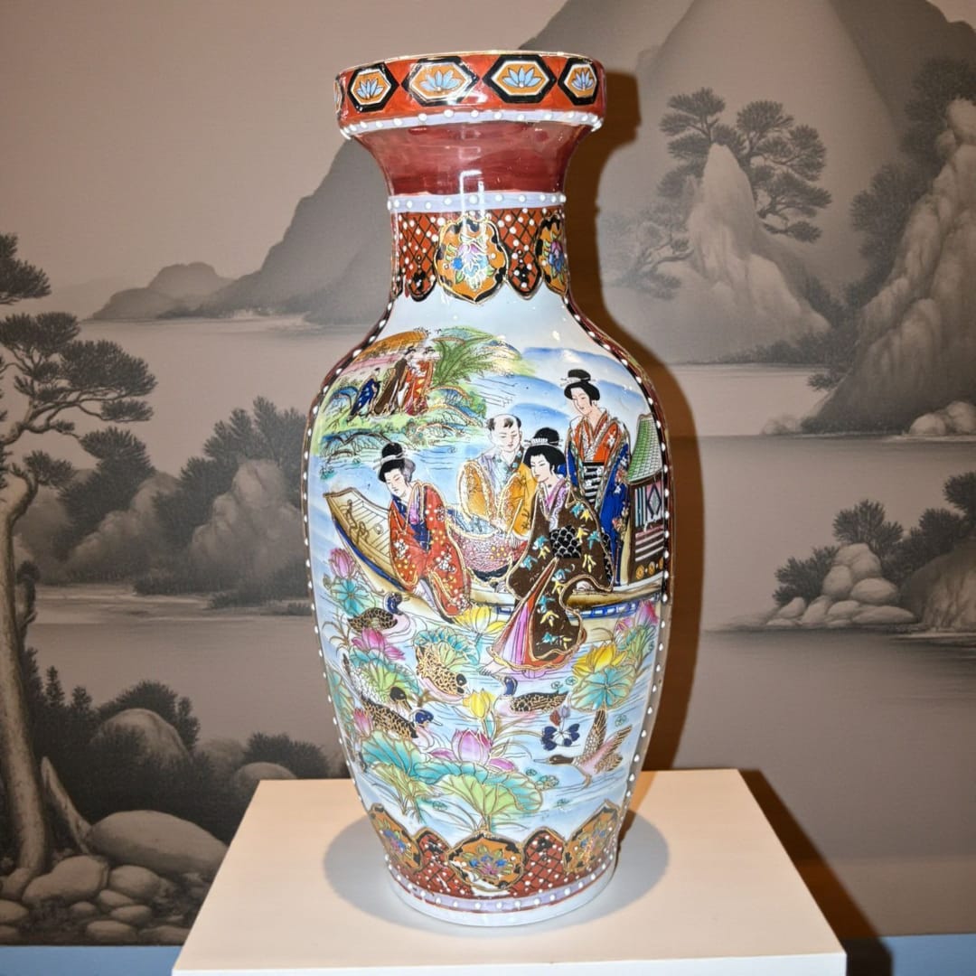 El Jarrón de porcelana china con escena pintada aporta un toque exótico y refinado a cualquier ambiente. 
