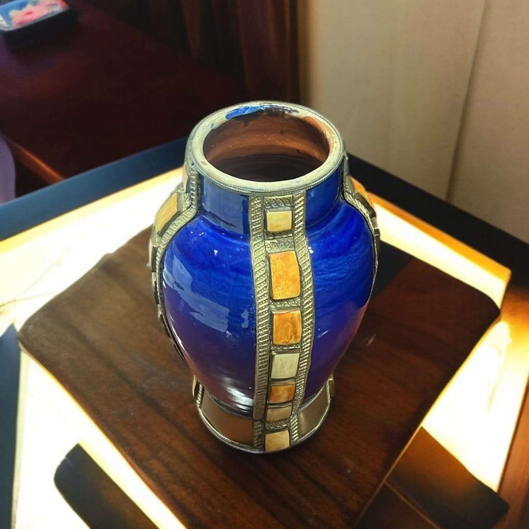 Jarrón de cerámica esmaltada con aplicaciones decorativas en relieve