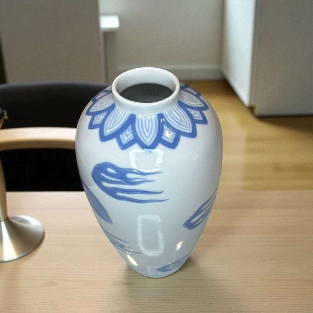 Detalle superior del Florero - Jarrón Lladró porcelana dragón chino, mostrando borde decorado en azul, ideal para decoración refinada.