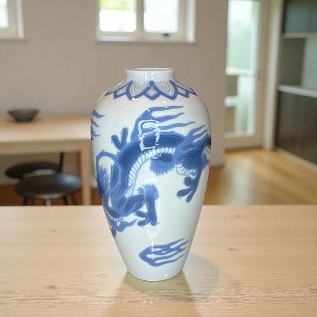 Florero - Jarrón Lladró porcelana dragón chino con diseño azul sobre fondo blanco, pieza de decoración única para hogar elegante.