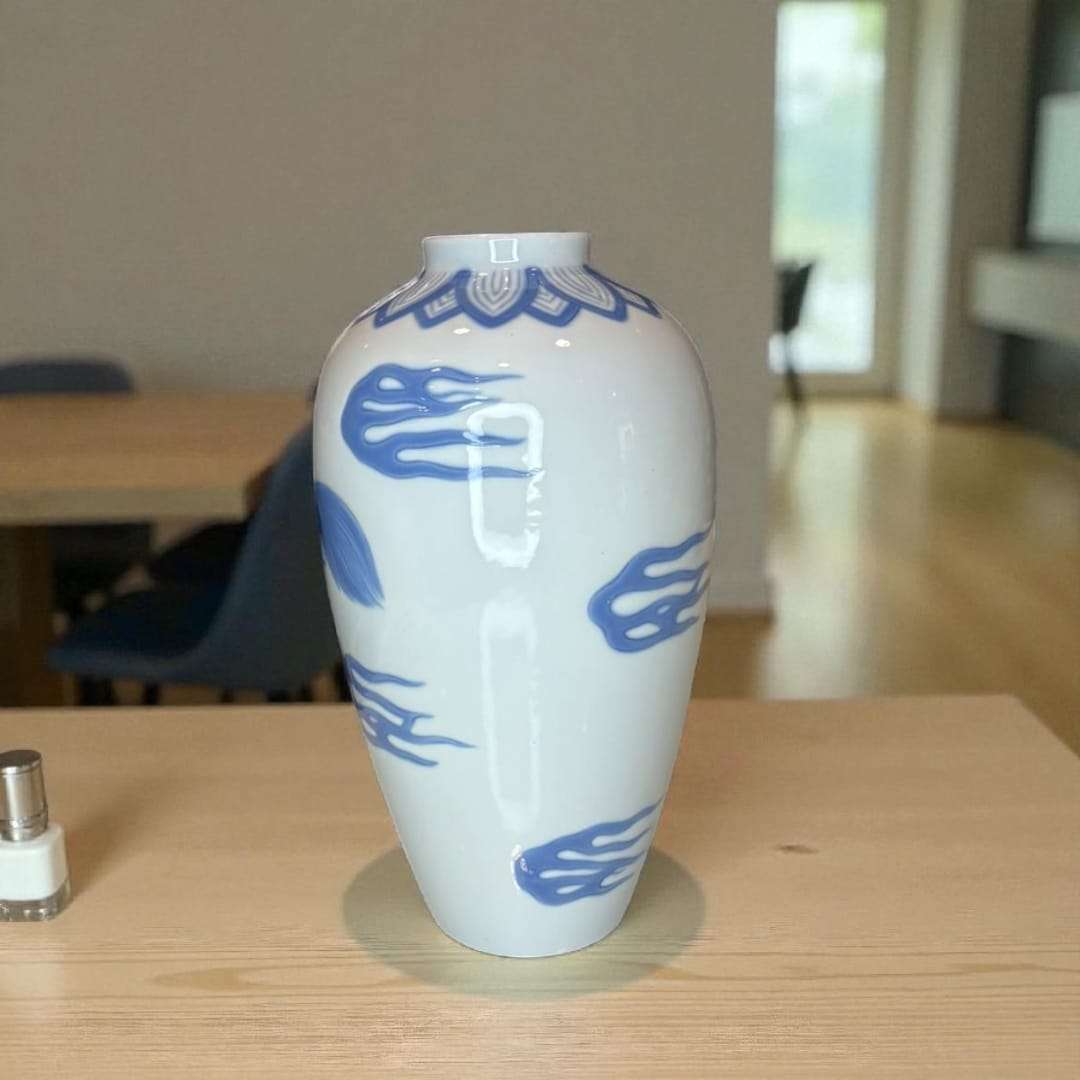 Vista trasera del Florero - Jarrón Lladró porcelana dragón chino con motivos de llamas azules, decoración artística para interiores.