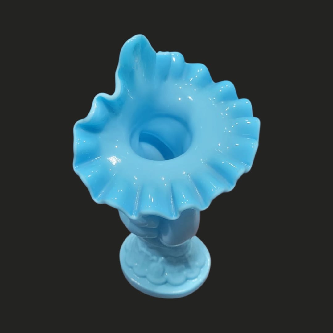 Vista superior del florero de mano de opalina azul vintage de los años 60, con borde ondulado y forma artística para decoración del hogar.