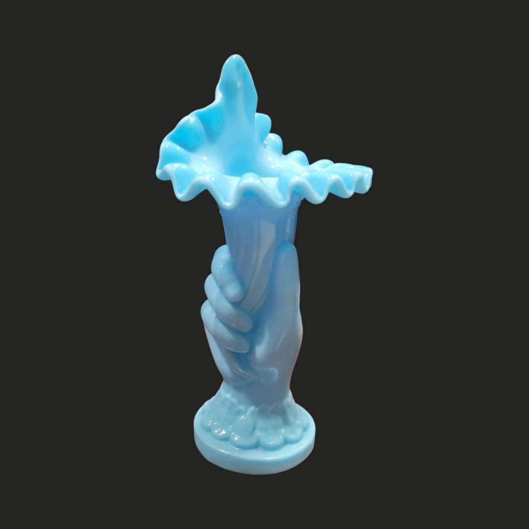 Florero de mano de opalina azul vintage de los años 60 con borde ondulado y diseño femenino, ideal para decoración retro en el hogar.