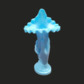 Pieza decorativa de los años 60, florero de opalina azul con diseño de mano femenina y borde rizado, ideal para coleccionistas vintage.
