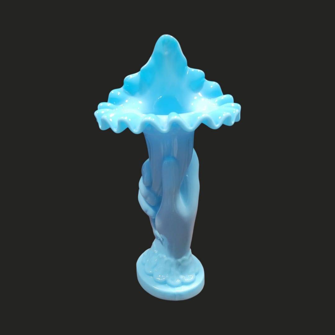 Pieza decorativa de los años 60, florero de opalina azul con diseño de mano femenina y borde rizado, ideal para coleccionistas vintage.