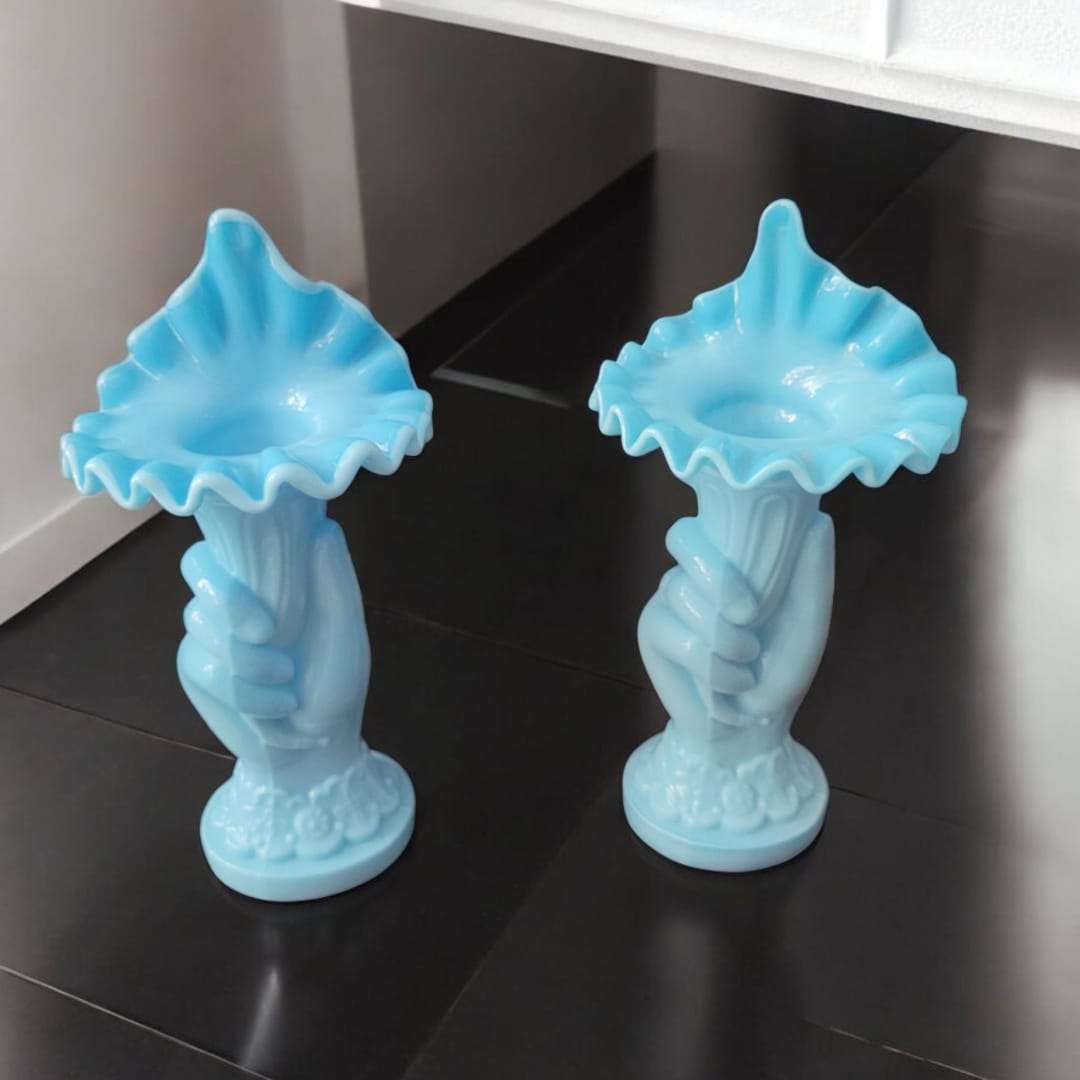 Floreros Mano Opalina - Años 60 en azul celeste con forma de mano sosteniendo flor, decoración vintage ideal para hogar retro.