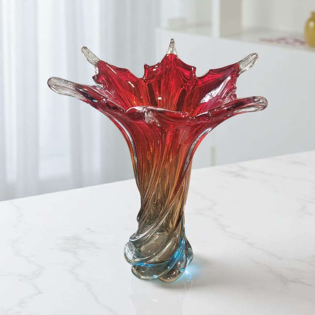 Este jarrón de cristal de colores Murano no es solo un recipiente, es una auténtica obra de arte en vidrio. 