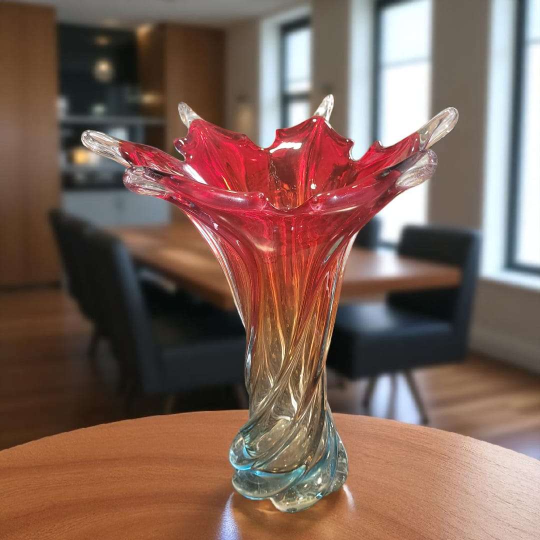 Este jarrón de cristal de colores Murano no es solo un recipiente, es una auténtica obra de arte en vidrio. 