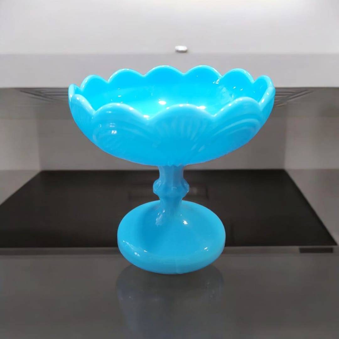Frutero de opalina azul con diseño ondulado y elegante, ideal para decoración de interiores. Base torneada y copa vintage para centro de mesa.