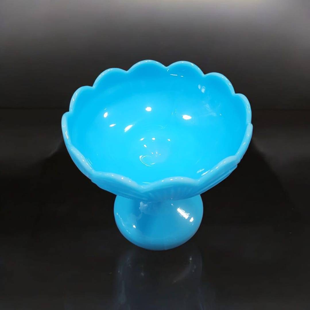 Frutero de opalina azul con diseño ondulado y elegante, ideal para decoración de interiores. Base torneada y copa vintage para centro de mesa.