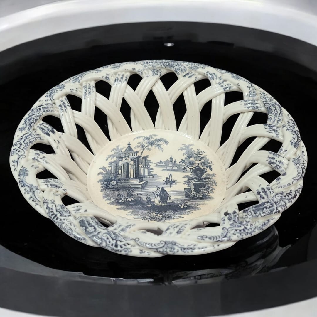 Frutero Pickman de cerámica calada del siglo XIX con diseño azul sobre fondo blanco, ideal para decoración vintage en el hogar.