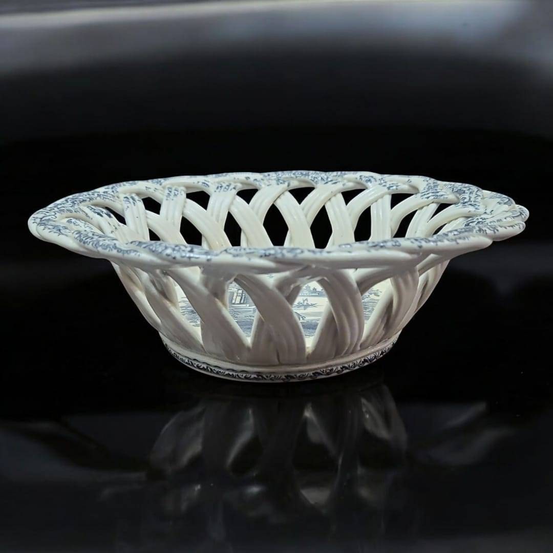 Frutero Pickman de cerámica calada del siglo XIX con diseño azul sobre fondo blanco, ideal para decoración vintage en el hogar.