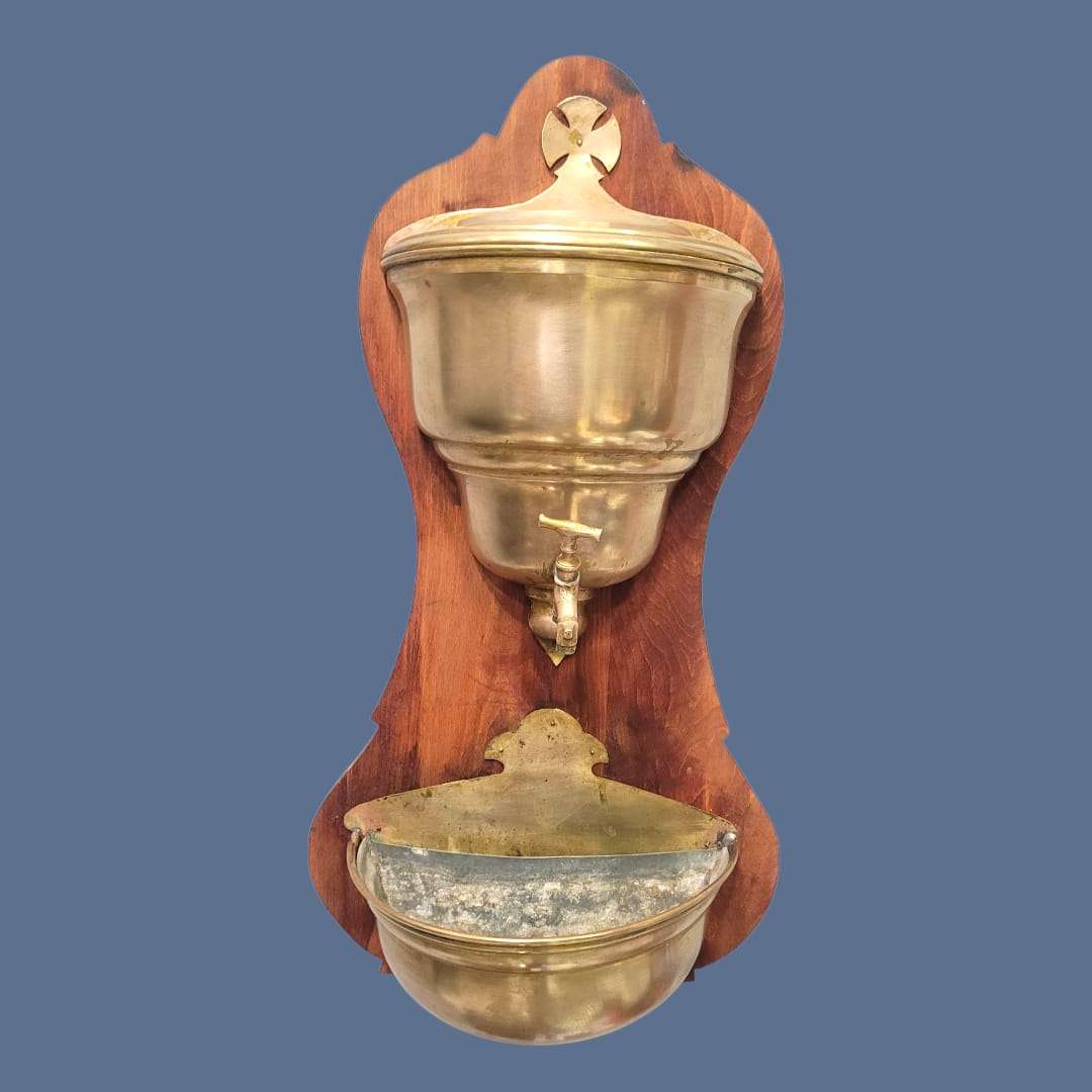 Detalle del grifo en latón original, conservado.